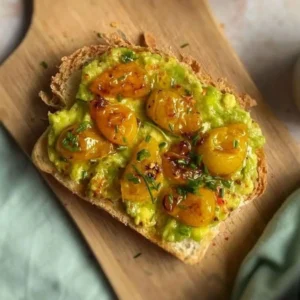 Avocado Toast com Tomate-Pera